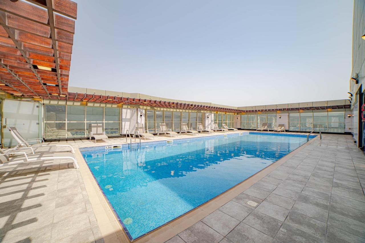 Platinum Coast Hotel Apartments 富吉拉 外观 照片 The swimming pool at the hotel