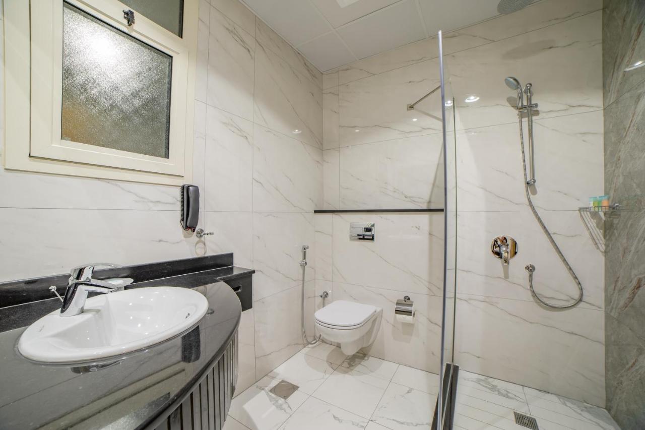 Platinum Coast Hotel Apartments 富吉拉 外观 照片 Bathroom with shower
