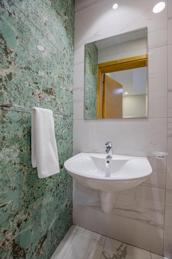 Platinum Coast Hotel Apartments 富吉拉 外观 照片 Bathroom