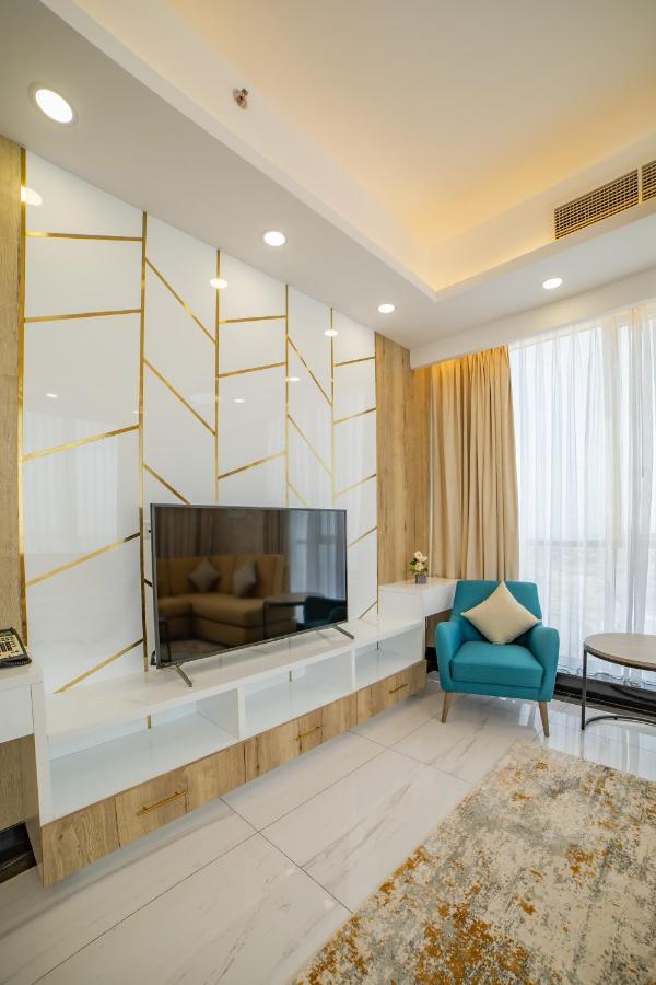 Platinum Coast Hotel Apartments 富吉拉 外观 照片 A television set