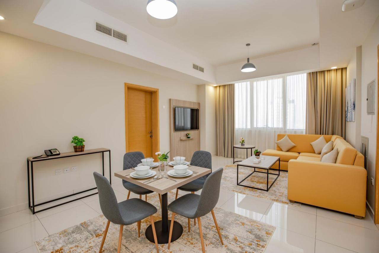 Platinum Coast Hotel Apartments 富吉拉 客房 照片 A living room in a serviced apartment in Dubai
