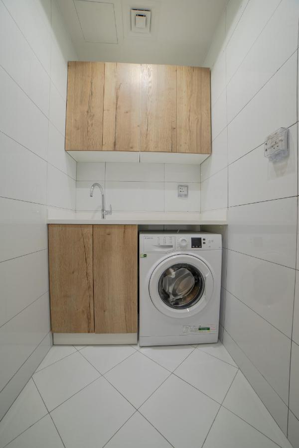 Platinum Coast Hotel Apartments 富吉拉 外观 照片 A washing machine in a laundry room