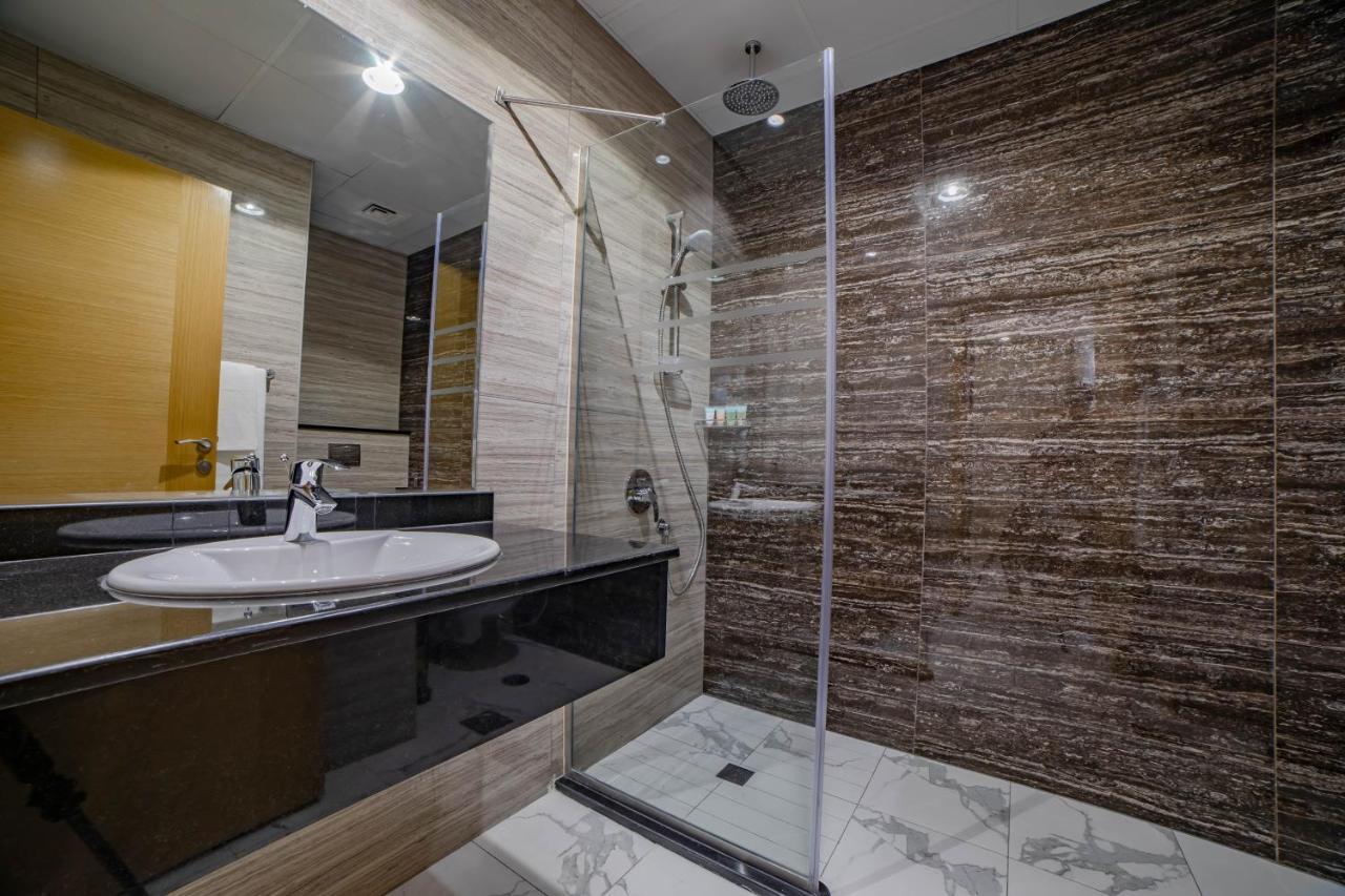 Platinum Coast Hotel Apartments 富吉拉 客房 照片 A shower enclosure