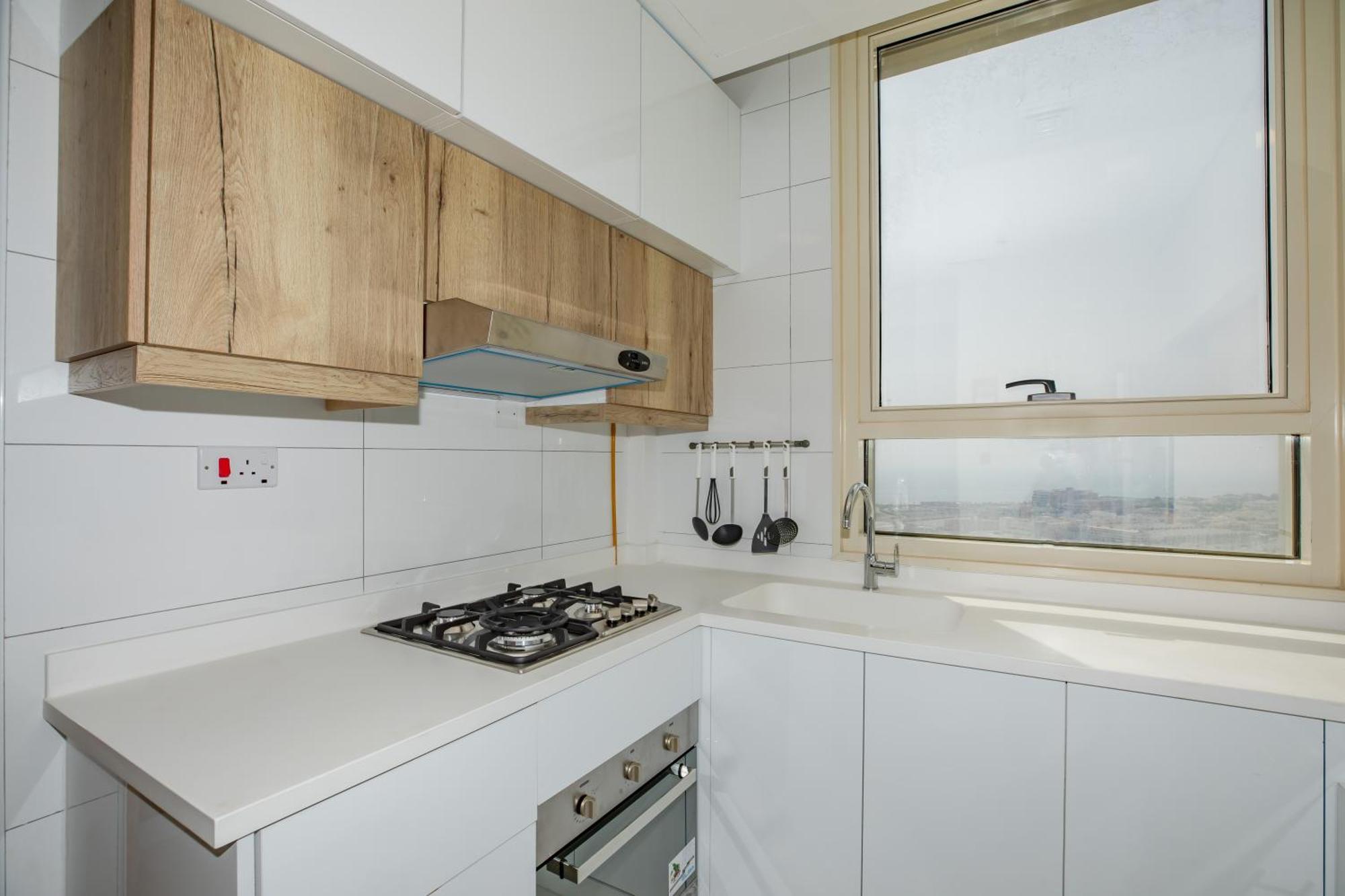 Platinum Coast Hotel Apartments 富吉拉 客房 照片 A modern kitchen